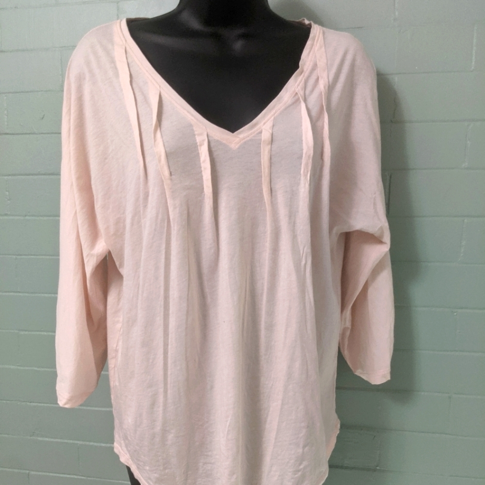 Sundance lightweight soft pink v neck 3/4 sleeve tee